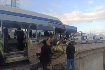 Ankara'da EGO otobüsü bariyerlere çarptı, yaralılar var