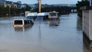 Ankara'nın Akyurt ilçesinde sağanak dolayısıyla vasıtalar yolda kaldı, ev ve işyerlerini su bastı