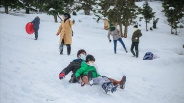 Antalya Akseki'de vatandaşlar, dandik ve leğenlerle ski yaparak döl yatağı keyfini çıkardı