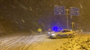 Antalya Kaş'ta kar yağışı sansasyonel oluyor