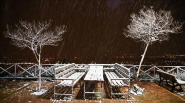 Antalya site merkezine kar yağdı