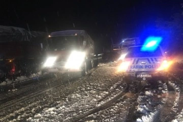 Antalya-Konya karayolu kar nedeniyle tırların geçişine kapatıldı