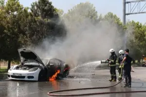 Antalya'da 1 milyon 500 bin değerindeki lüks otomobil alev alev yandı