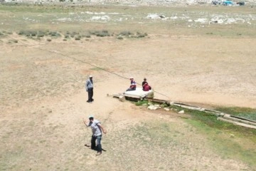 Antalya’da 2 bin 500 rakımlı yaylada drone gören çoban sopa ile drone kovaladı