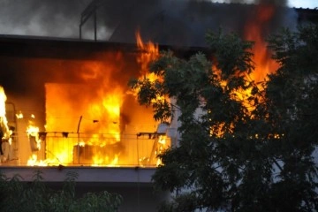 Antalya’da 3 katlı ev alev alev yandı