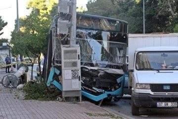 Antalya’da vasıtaların üzerine düşen otobüs kazası kamerada