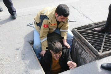 Antalya’da bisiklet ile hurda malzeme toplamak düşüncesince kanalizasyona giren iki kişi mahsur kaldı