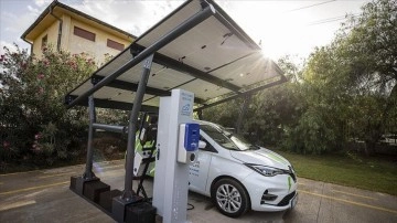 Antalya'da elektrikli vesait düşüncesince güneş enerjili otopark "Solar Carport" geliştirild