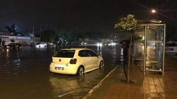 Antalya'da çarpıcı yağmur dolayısıyla su baskınları yaşandı
