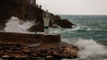 Antalya'da sert rüzgar ve sağanak çarpıcı oluyor