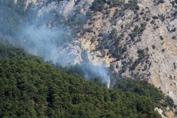 Antalya'da orman yangınına 3 farklı noktadan müdahale ediliyor