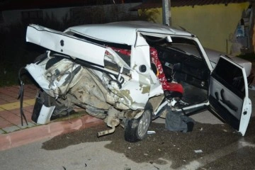 Antalya'da otomobil park eden araca çarptı: 1’i ağır 4 yaralı