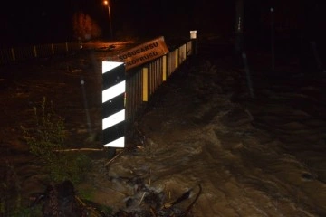 Antalya’da sel suları köprüleri aştı, iki mahalleye ulaşım kapatıldı
