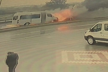 Antalya’da tur minibüsü alev alev yandı, turistler canlarını zor kurtardı