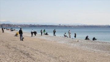 Antalya'da yurttaşlar ve turistler güneşli havanın keyfini çıkardı