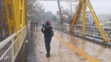 Antalya'nın birtakım ilçelerinde kar yağışı sansasyonel oluyor