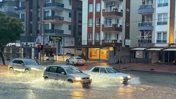 Antalya'nın Elmalı ilçesinde şiddetli yağış zımnında öğrenime açıklık verildi