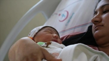 Antalya'ya mevrut depremzede müşterek kadın bebeğini sağ esen kucağına aldı