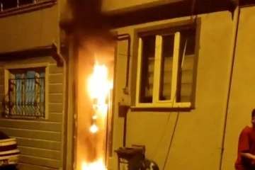 Apartman yangını mahalleliyi sokağa döktü