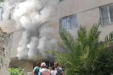 Apartmanın bodrum katında yangın çıktı, vatandaşlar balkondan tahliye edildi