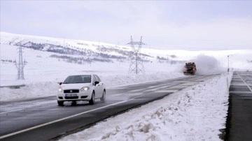 Ardahan'da kar ve tipi sürücülere çetince anlamış olur yaşatıyor