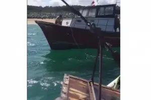 Arıza yapan tekne karaya oturmak üzereyken balıkçılar tarafından kurtarıldı