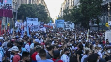 Arjantin'de binlerce insan hükümetin IMF ile anlaşmasını gıcırtı etti