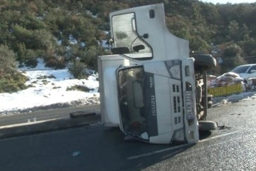 Arnavutköy’de buzlanan yolda kontrolden çıkan kamyonet yan yattı