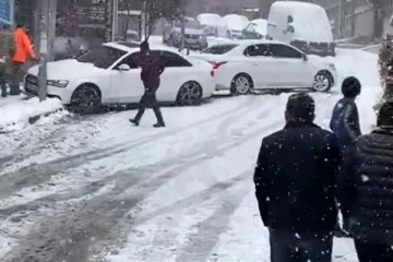 Arnavutköy’de karlı yolda kayan iki araç çarpıştı