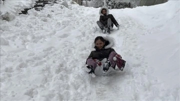 Artvin ve Rize'de öğrenime kar engeli