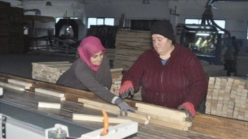 Artvin'de kadın aracılığıyla imal edilen keresteler ihraç ediliyor