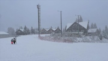 Artvin'deki Atabarı Kayak Merkezi sezonun evvel ziyaretçilerini ağırlamaya başladı