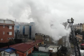 Ataşehir'de 3 katlı binanın çatı katı alevlere teslim oldu
