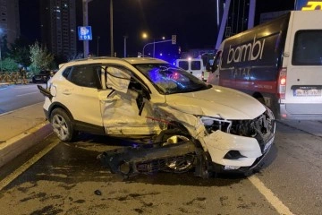 Ataşehir’de iki otomobil kafa kafaya çarpıştı: 2 yaralı