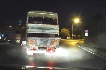 Ataşehir’de kapağı açık kamyon kasasındaki tehlikeli yolculuk