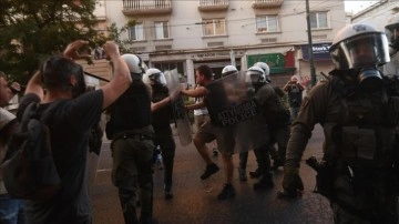 Atina'da, kesat grevindeki tutuklunun destekçilerine manşet müdahalesi
