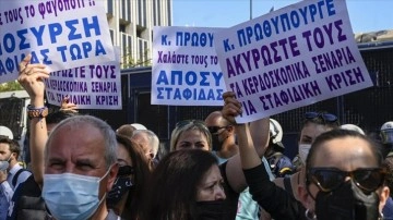 Atina'da orman yangını ve sel mağdurları eylem yaptı
