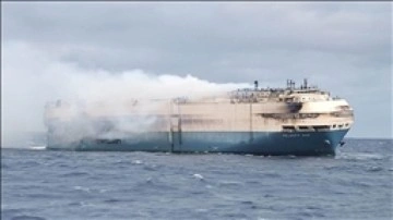 Atlas Okyanusu'nda 13 gündür sürüklenen lüks araç hamile dev gemi battı