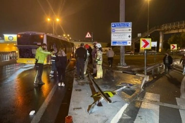 Avcılar’da halk otobüsü kaza yaptı, otobüse bariyer saplandı:1’i ağır 4 yaralı