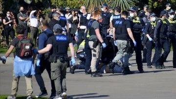 Avustralya'daki gösterilerde 200’den çok Kovid-19 aşılama karşıtı gözaltına alındı