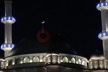 Ay, Venüs ve Jüpiter yakınlaşması Taksim Camii ile beraber görüntülendi