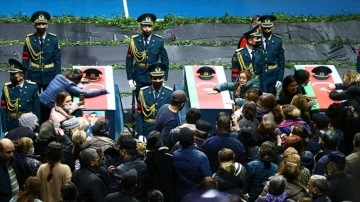 Azerbaycan'da helikopter kazasında martir bulunan askerler düşüncesince tören düzenlendi