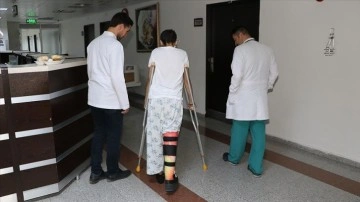 Bacağı kopan kız evladı geçirdiği 14 ameliyatla 4 ay sonradan aşama attı
