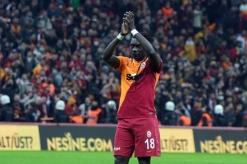 Bafetimbi Gomis 3. gol sevincini yaşadı