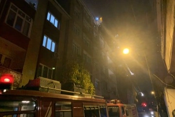Bağcılar’da 4 katlı binanın çatı katı alev alev yandı