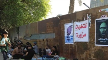 Bağdat’ta, tarzı kaybeden Şii fırka ve milis takım destekçilerinin oturma eylemi sürüyor