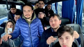 Bakan Çavuşoğlu, Ukrayna’dan boşaltma edilen Türk vatandaşlarıyla görüntülü müzakere yaptı