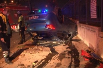 Bakırköy'de kontrolden çıkan otomobil taklalar atarak duvara çarptı: 3 yaralı