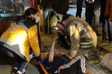 Bakırköy’de korkutan yangın: Evde mahsur kalan 2 kişiyi itfaiye ekipleri kurtardı