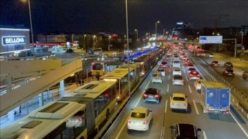 Bakırköy'de metrobüs arızalanınca derinliğine taşıt kuyruğu oluştu
